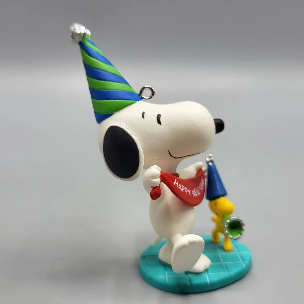 Hallmark Ornament Peanuts New Years Celebration Snoopy Woodstock White QX9829